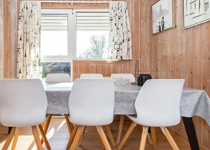 8 Person Holiday In Dom wakacyjny Hejls